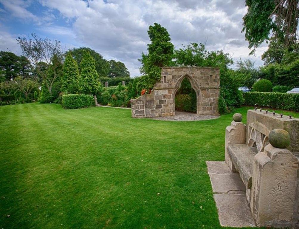 Rogerthorpe Manor Hotel Pontefract Exterior foto